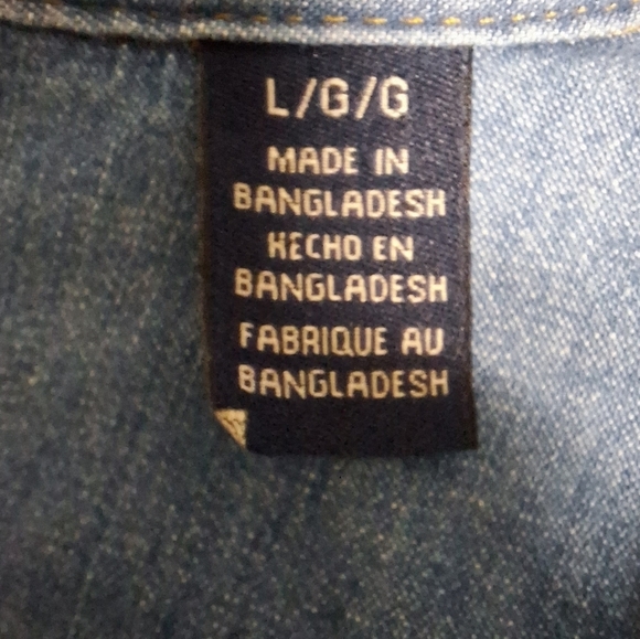 A Wrangler denim short sleeve button-down men's shirt size large. - Picture 3 of 7